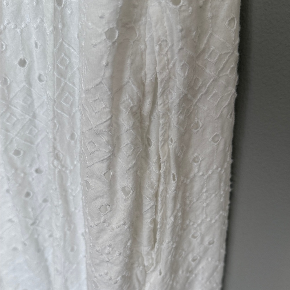 Classic Summer White Sleeveless Dress - Picture 3 of 4